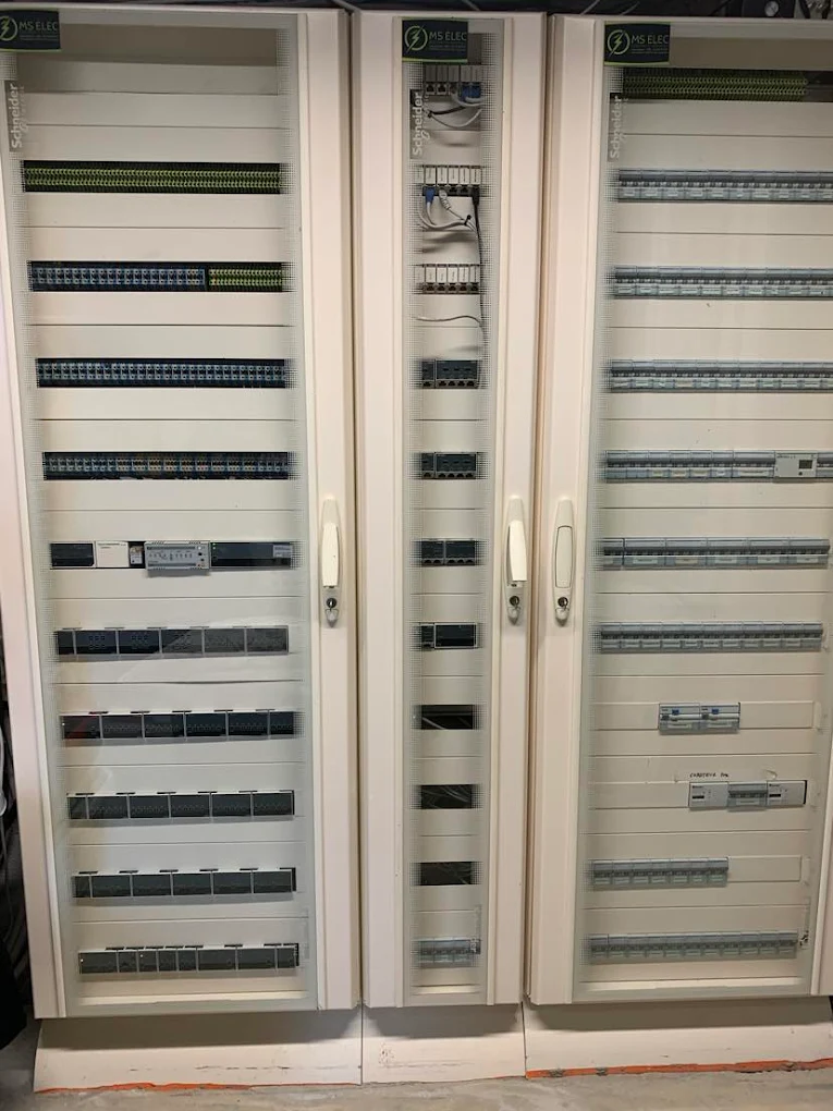 Local technique électrique avec tableaux Schneider Electric — Mirande, Gers