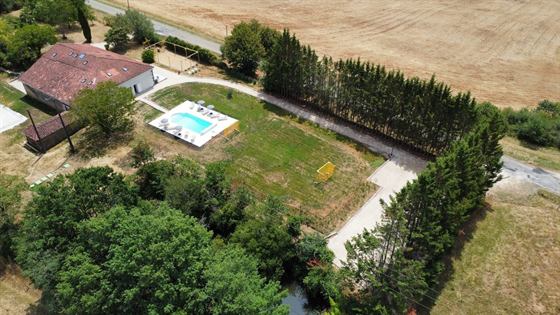 Parking pour grand gîte — Seailles, Gers